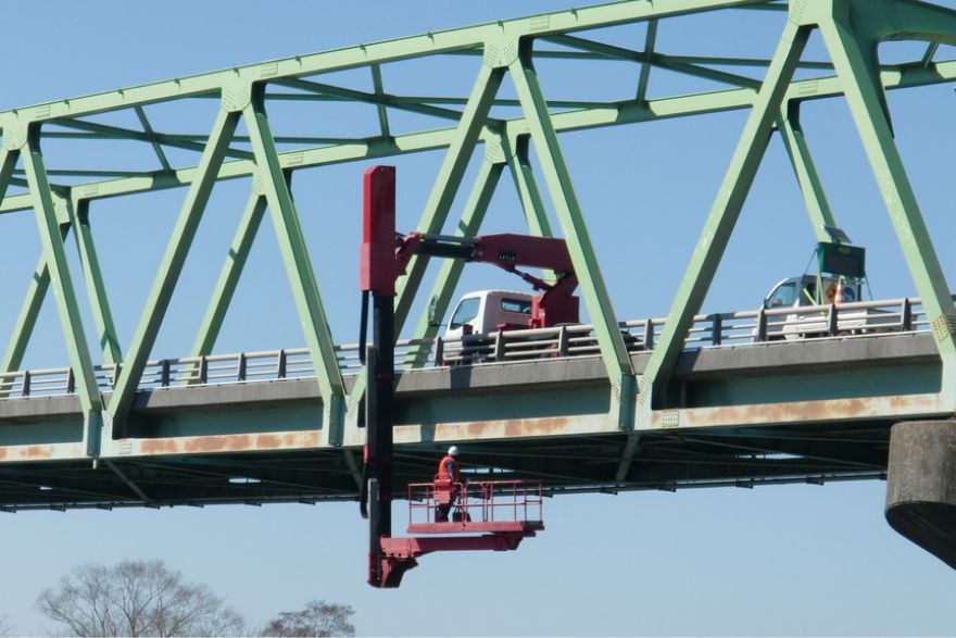 橋梁の下に点検車を配置できない場合には橋梁上に配置して点検します。