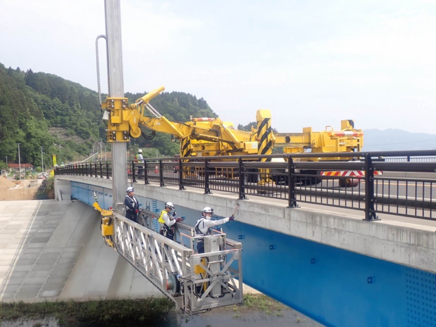 橋梁の下に点検車を配置できない場合には橋梁上に配置して点検します。