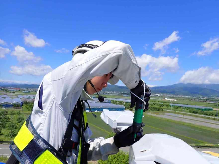 状況に応じてロープによる点検を行うこともあります。