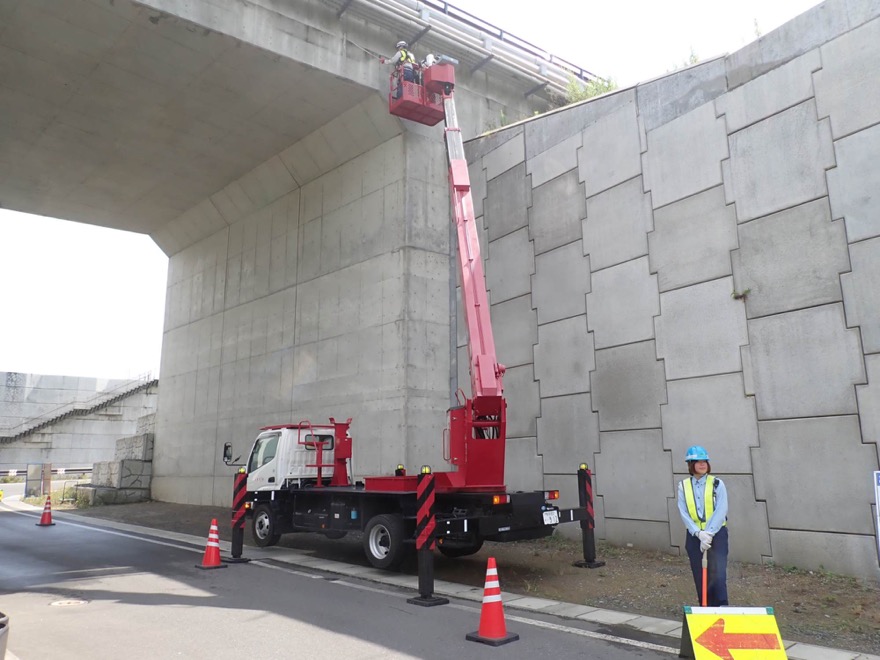 橋梁の下に廻って細部を近接目視し、損傷状況等を調べます。