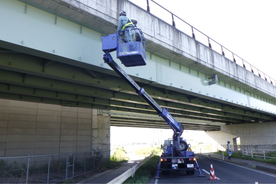 車両や歩行者など周囲への安全への配慮も十分に行います。