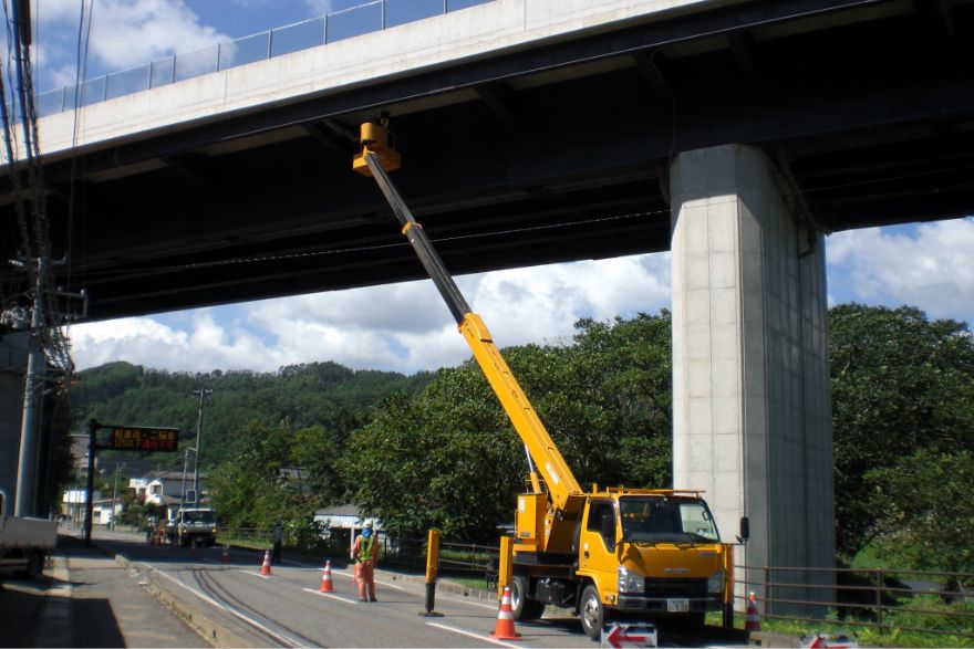 道路上に点検車を配置する場合は交通規制を敷いて行います。