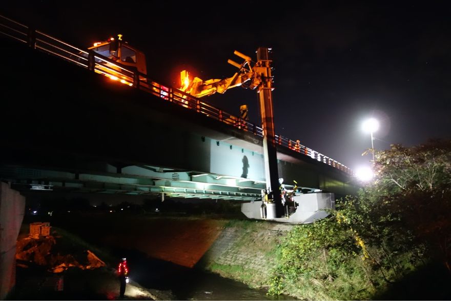 交通量が多い箇所などでは夜間に作業を行うこともあります。